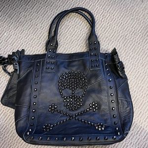 Black leather shoulder bag with skull